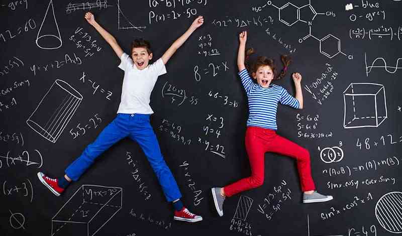 Un garçon et une fille s'amusent sur des formules mathématiques